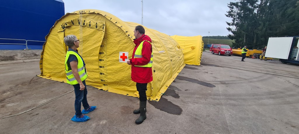 Jordbruksverkets och Distriksveterinärernas personal utanför provtagningstältet.