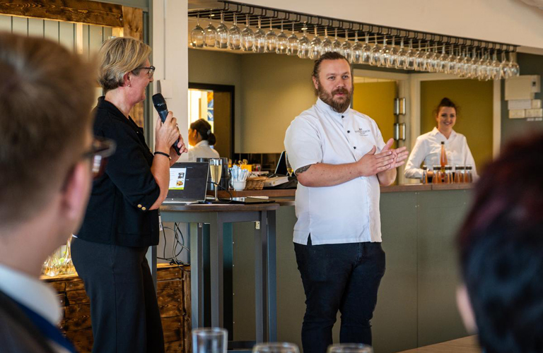 En kock och en Camilla från Jordbruksverket talar inför åhörare