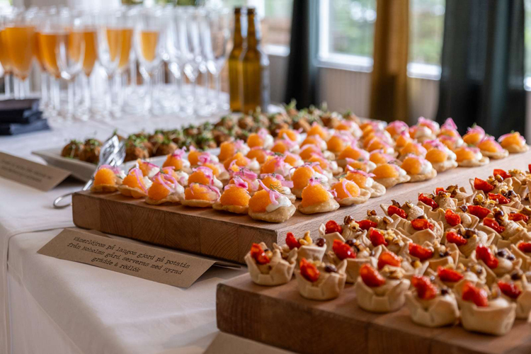 Bilden visar två olika sorters små snittar med bland annat vänerlöjrom 