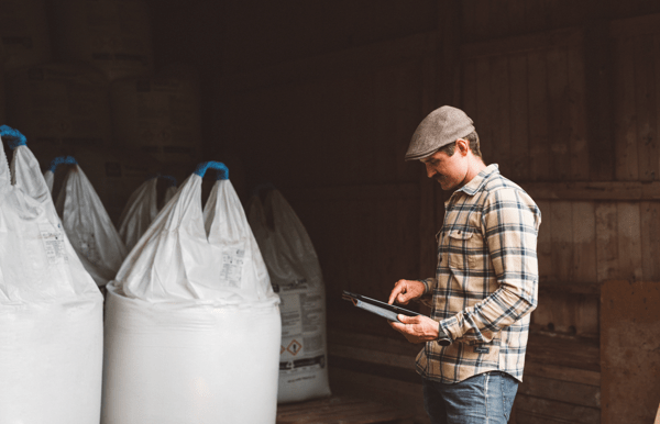 Lantbrukare inspekterar sitt lager av inköpta insatsvaror.