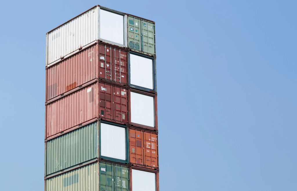 Containers staplade på varann