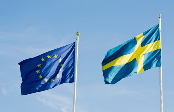 Bilden visar EUs flagga och Sveriges
