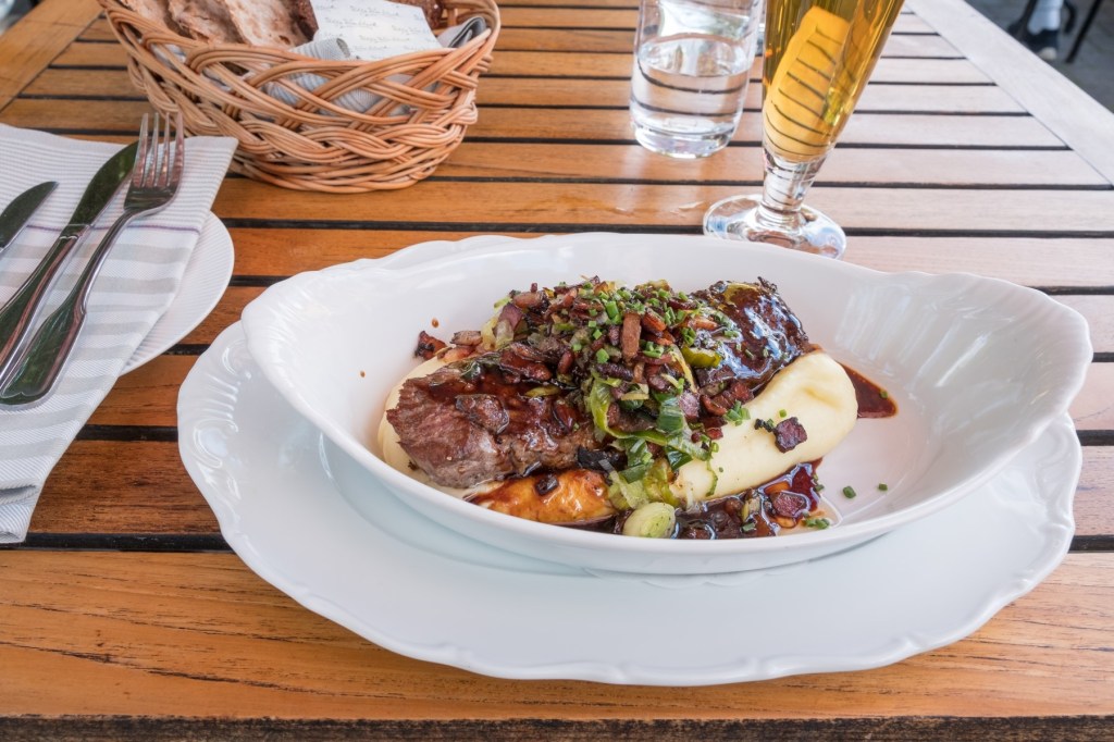 En tallrik med mat bland annat kött