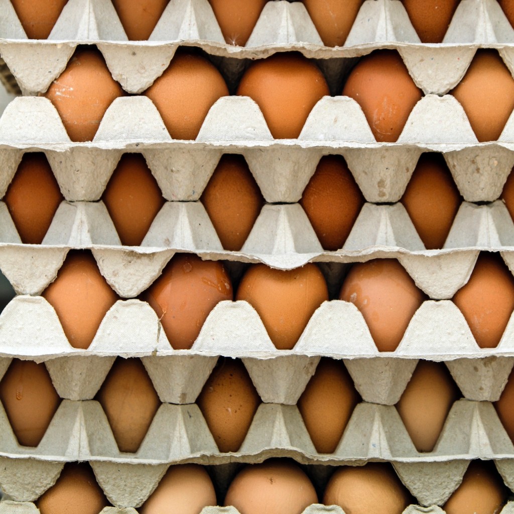 Äggkartonger i stapel